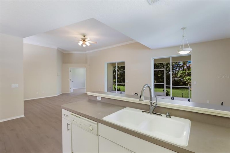 Photo 9 of 28 - 5706 Stone Pointe Dr, Sarasota, FL 34233