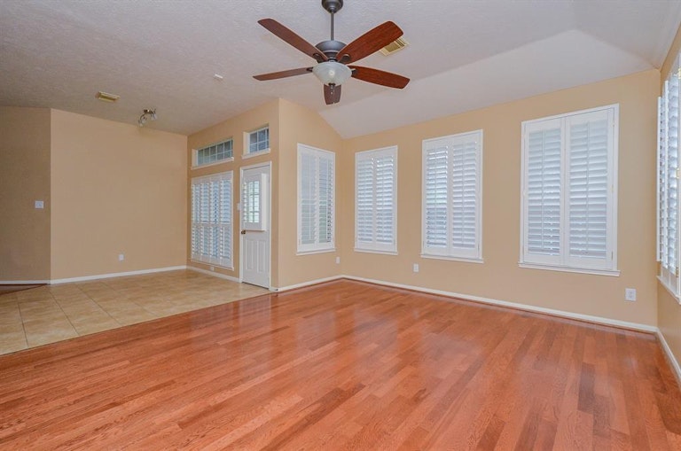 Photo 14 of 27 - 8227 Summer Reef Dr, Houston, TX 77095