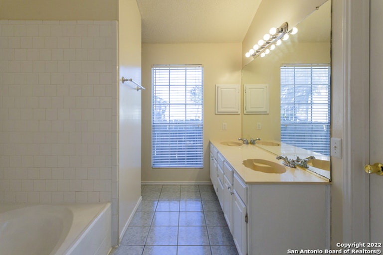 Photo 19 of 22 - 8622 Silent Oaks, San Antonio, TX 78250