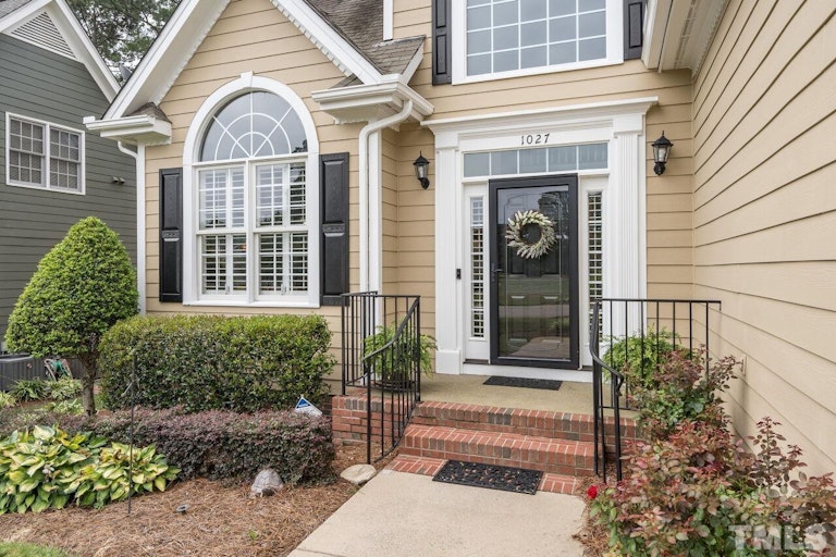 Photo 3 of 40 - 1027 Loch Lomond Dr, Clayton, NC 27520