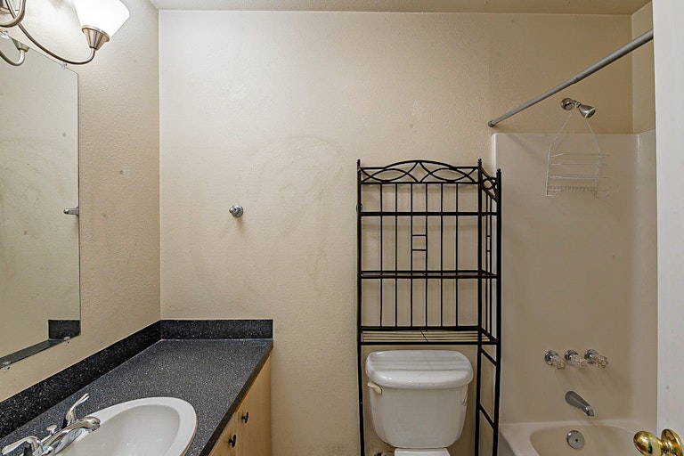 Photo 14 of 19 - 404 Murchison St, Farmersville, TX 75442