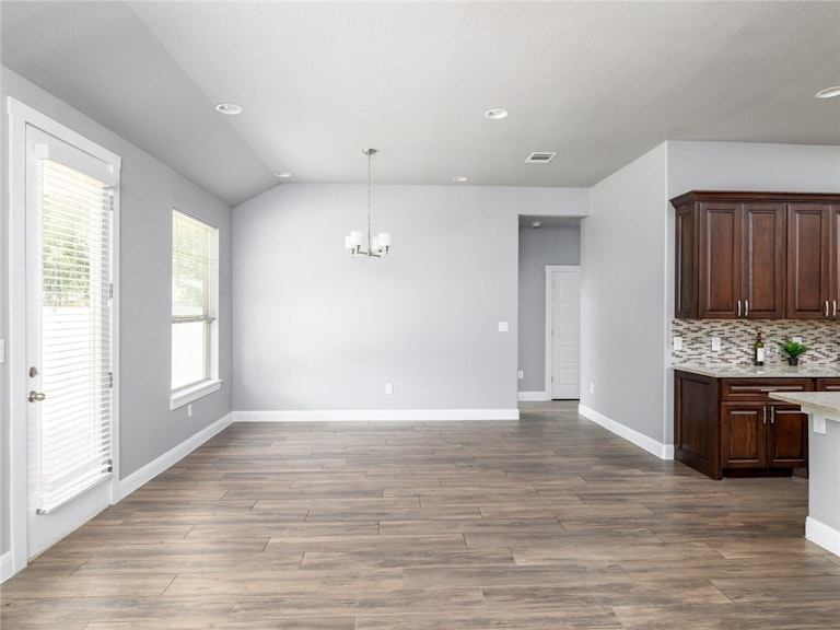 Photo 9 of 32 - 1413 Circle Dr, Round Rock, TX 78664