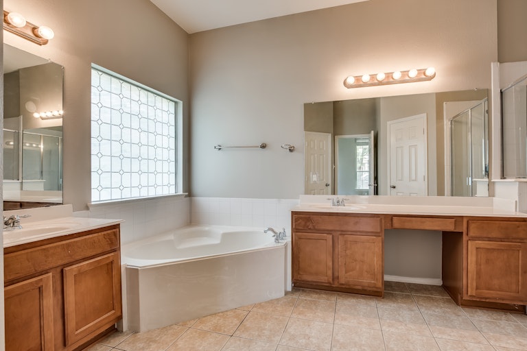 Photo 19 of 36 - 6400 Sidney Ln, McKinney, TX 75070