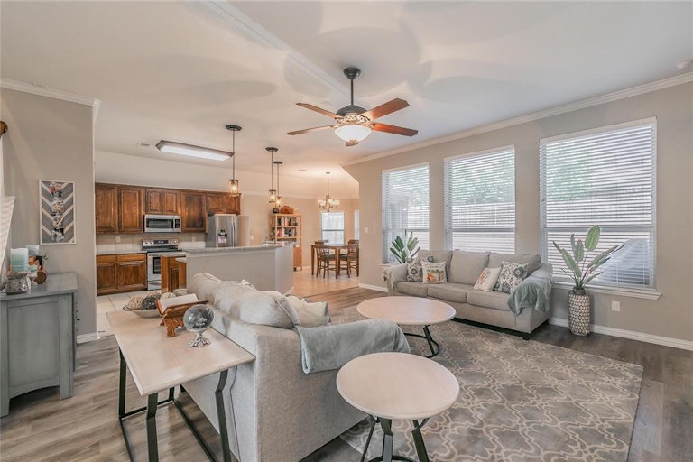 Photo 7 of 40 - 4805 Campfire Ct, Fort Worth, TX 76244