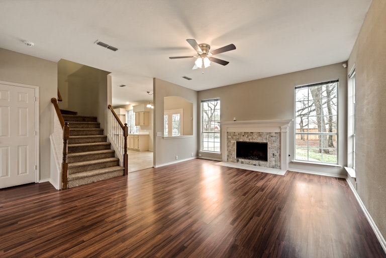 Photo 5 of 28 - 1921 Companion Way, Arlington, TX 76006