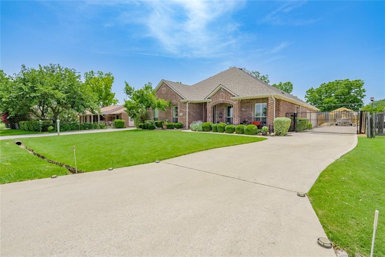 Photo 4 of 40 - 6909 Coral Ln, Sachse, TX 75048