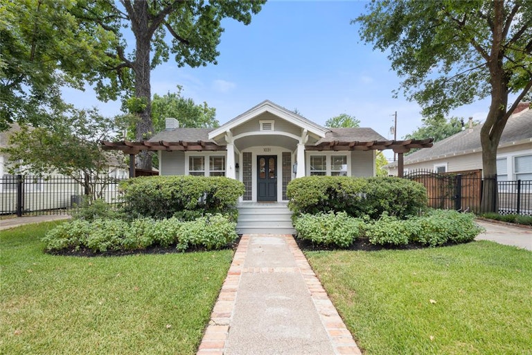 Photo 1 of 30 - 1031 W Melwood St, Houston, TX 77009