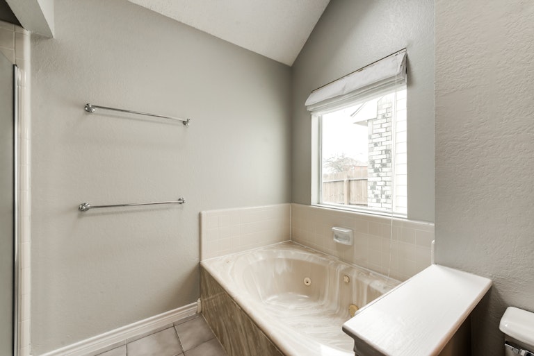 Photo 15 of 23 - 1105 Cherrytree Dr, Arlington, TX 76001