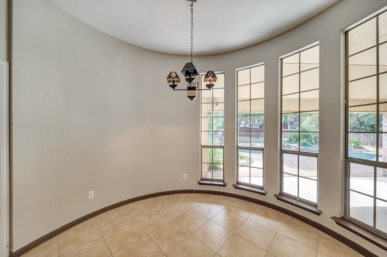 Photo 10 of 32 - 1105 NW Renfro St, Burleson, TX 76028