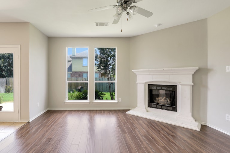 Photo 2 of 26 - 5832 Pearl Oyster Ln, Fort Worth, TX 76179