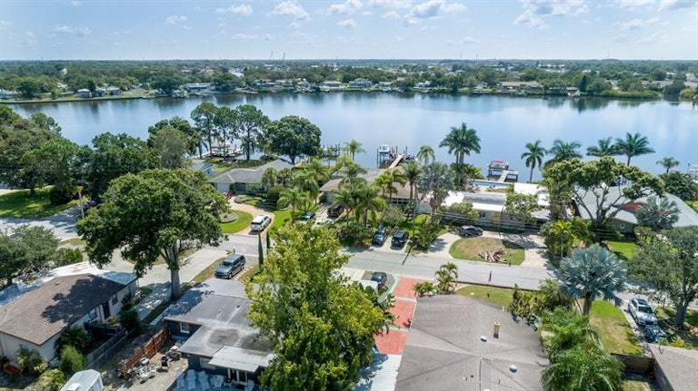 Photo 34 of 57 - 711 Bayshore Dr, Tarpon Springs, FL 34689