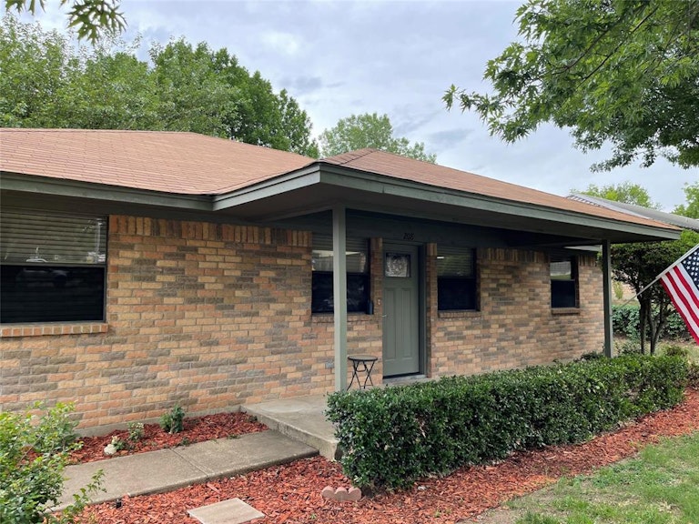 Photo 4 of 40 - 208 Guinevere Dr, Weatherford, TX 76086