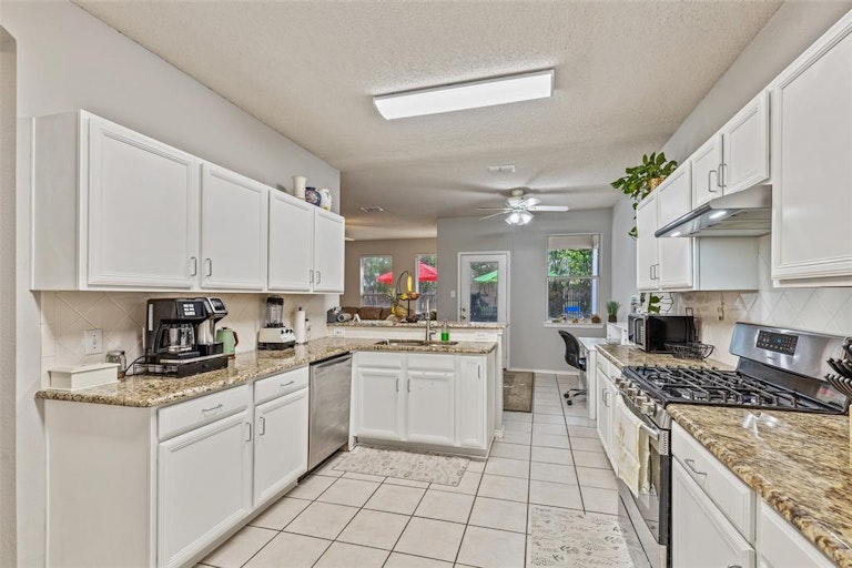 Photo 7 of 32 - 1105 Indian Trail Ct, Roanoke, TX 76262