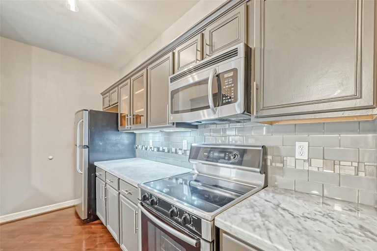 Photo 6 of 21 - 3501 Chenevert St #17, Houston, TX 77004