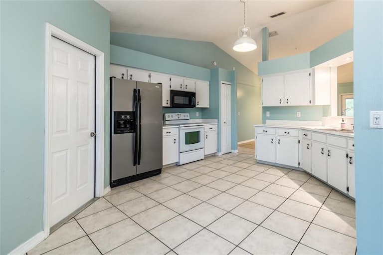 Photo 17 of 32 - 3245 Big Valley Dr, Lakeland, FL 33812