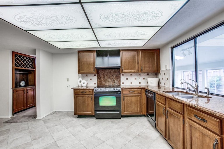 Photo 9 of 25 - 6006 Excalibur Dr, Garland, TX 75044