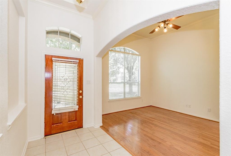 Photo 3 of 37 - 13106 Ryaneagles Dr, Houston, TX 77044