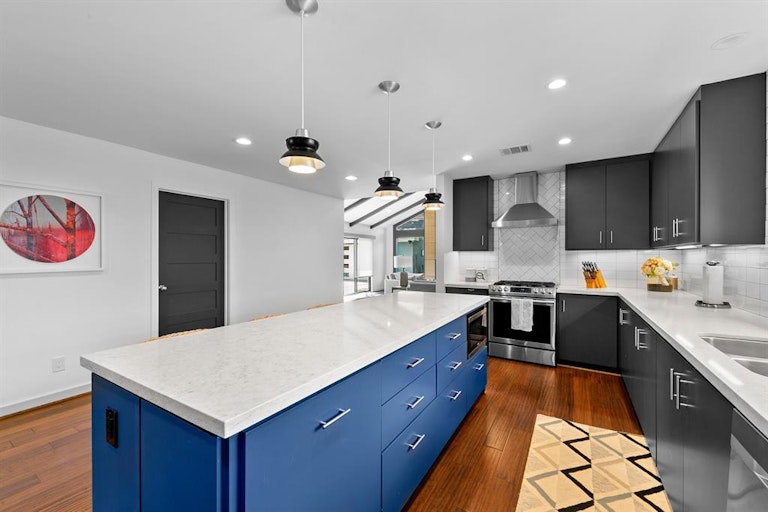 Photo 9 of 26 - 1807 Gardenia Dr, Houston, TX 77018
