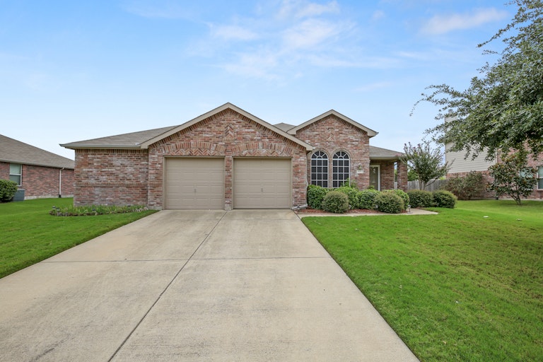 Photo 2 of 25 - 419 Spruce Trl, Forney, TX 75126