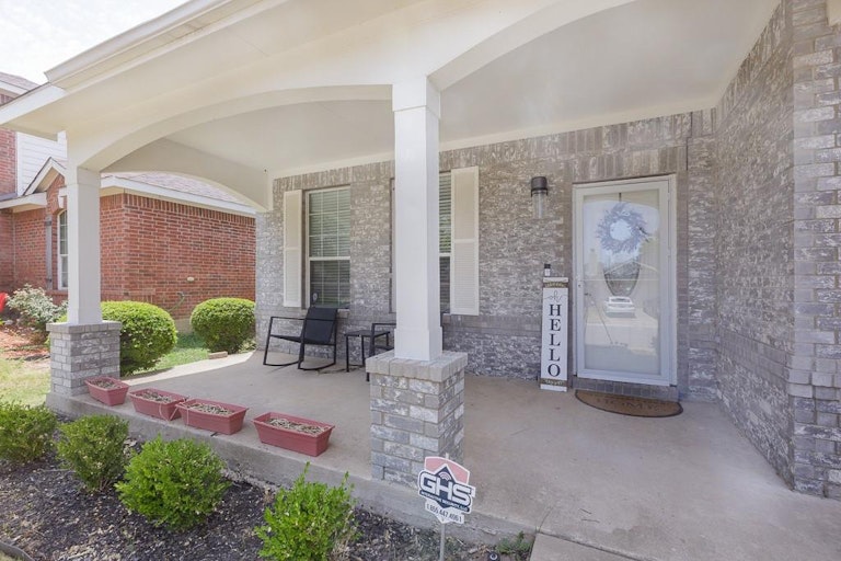 Photo 2 of 36 - 2854 Gospel Dr, Dallas, TX 75237