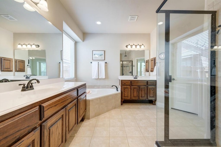 Photo 28 of 40 - 2701 Twinflower Dr, Fort Worth, TX 76244