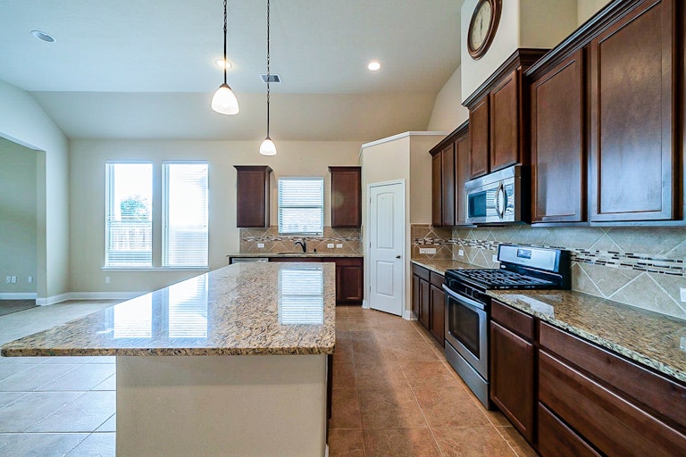 Photo 9 of 33 - 4820 Palomar Ln, League City, TX 77573