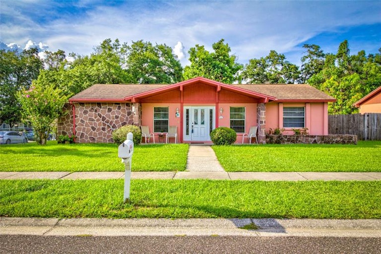 Photo 2 of 37 - 2202 Whitney Pl, Valrico, FL 33594