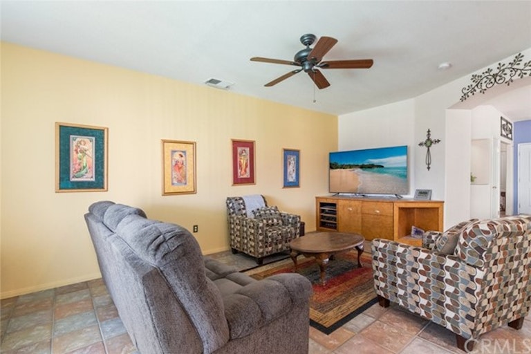 Photo 12 of 39 - 2077 Saint Emilion Ln, San Jacinto, CA 92583