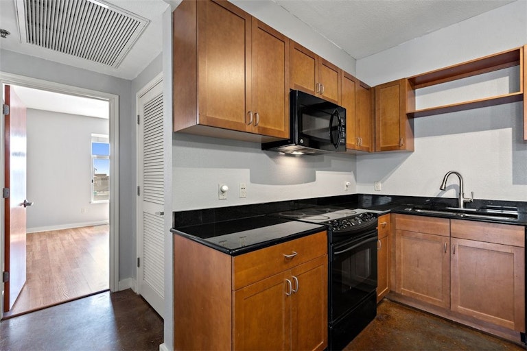 Photo 12 of 32 - 711 W 26th St #701, Austin, TX 78705