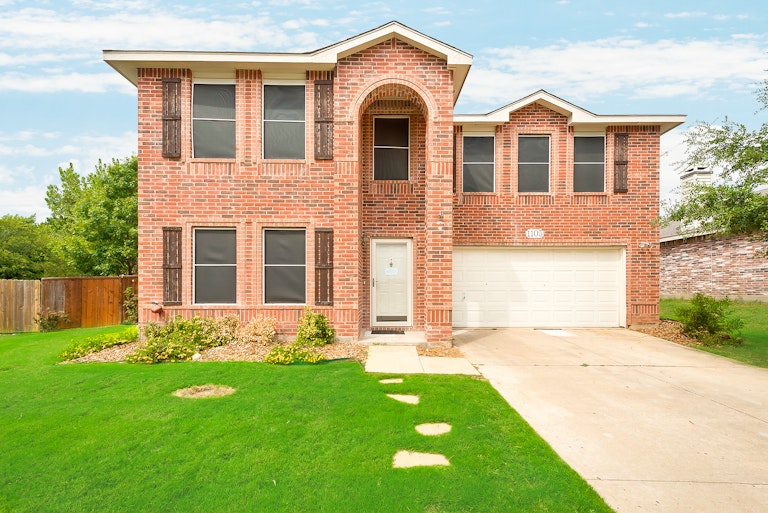 Photo 1 of 26 - 1105 Silent Star Ln, Denton, TX 76210