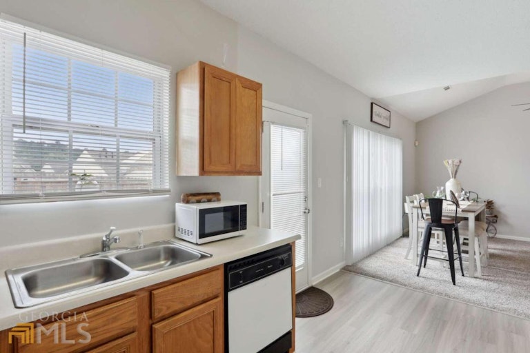 Photo 8 of 24 - 3802 Rector Dr, Rex, GA 30273