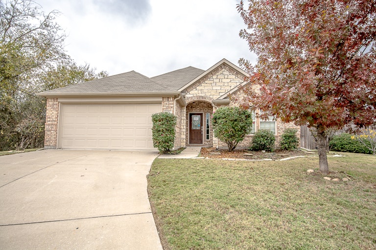 Photo 1 of 27 - 6076 Cedar Glen Dr, Grand Prairie, TX 75052