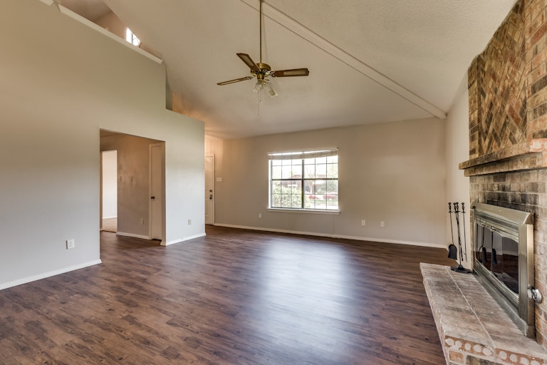 Photo 5 of 28 - 3917 Lois Cir, Rowlett, TX 75088