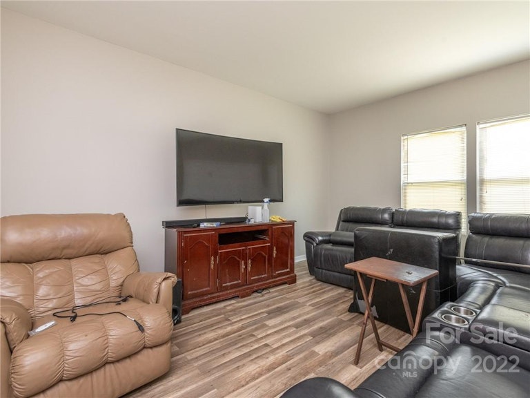 Photo 14 of 35 - 926 Corvus Ct, Charlotte, NC 28216