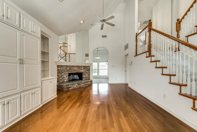 Photo 4 of 30 - 1726 Creek Valley Rd, Mesquite, TX 75181