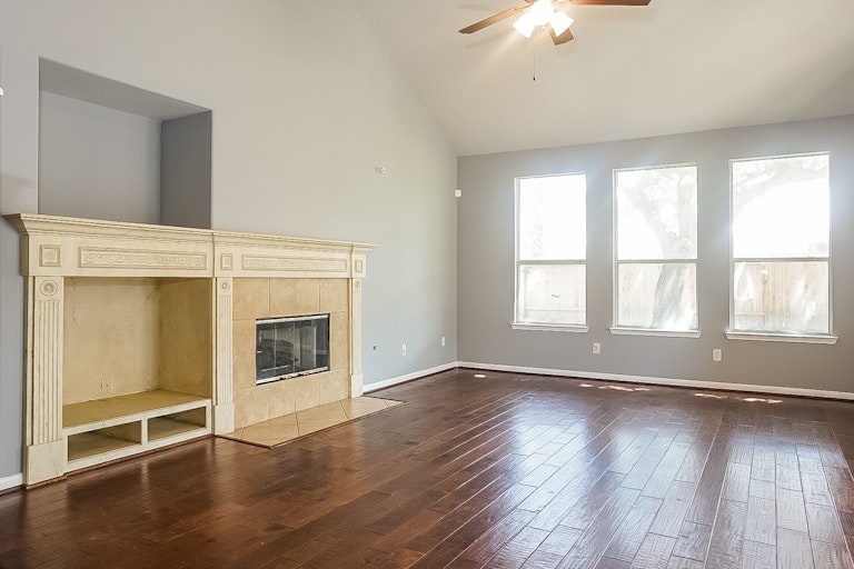 Photo 5 of 27 - 8910 Aberdeen Park Dr, Houston, TX 77095
