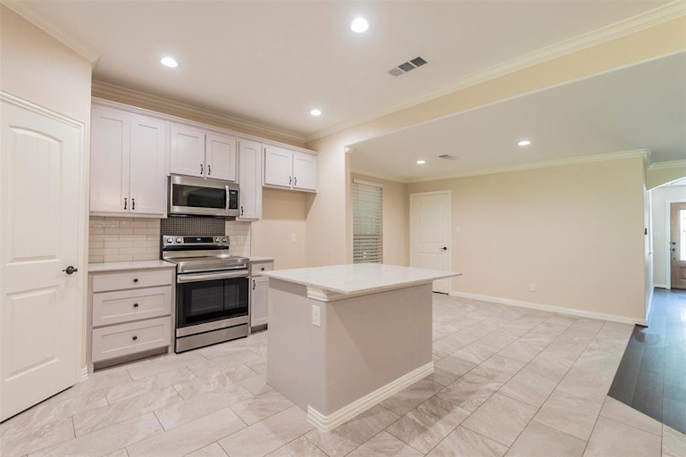 Photo 12 of 33 - 4165 Doyle Ln, Lancaster, TX 75134