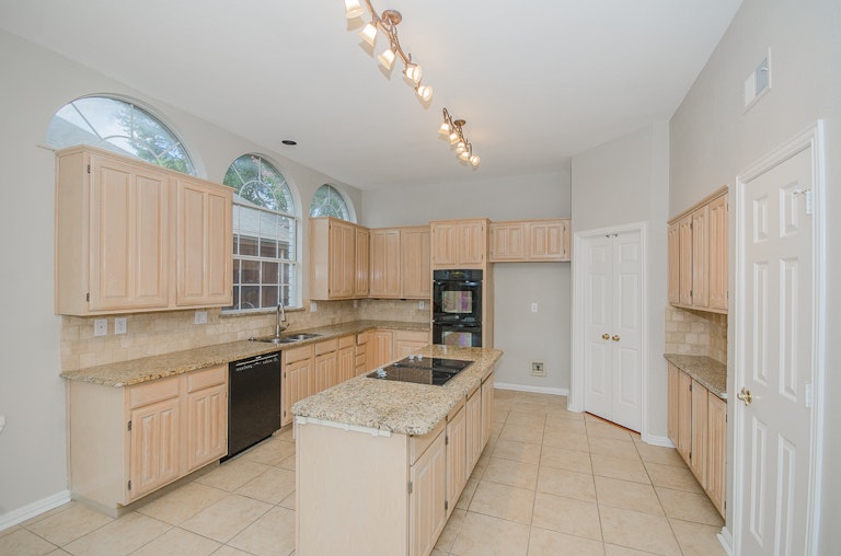 Photo 12 of 42 - 3617 Chimney Rock Dr, Carrollton, TX 75007
