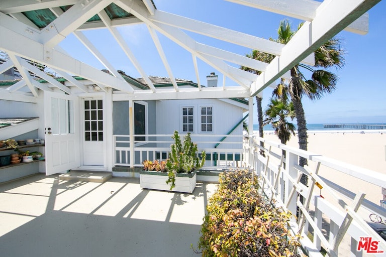 Photo 2 of 20 - 3501 Ocean Front Walk, Marina Del Rey, CA 90292