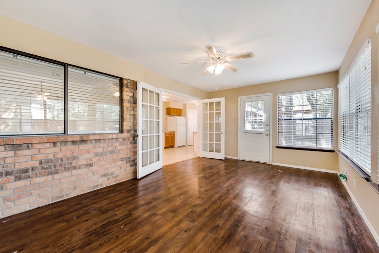 Photo 16 of 25 - 419 Thorn Wood Dr, Euless, TX 76039