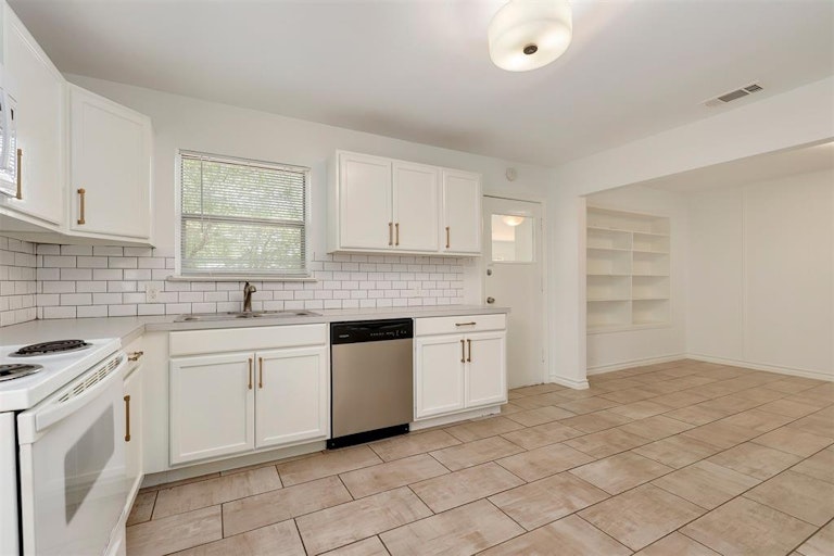 Photo 8 of 30 - 2118 Boyd St, Dallas, TX 75224