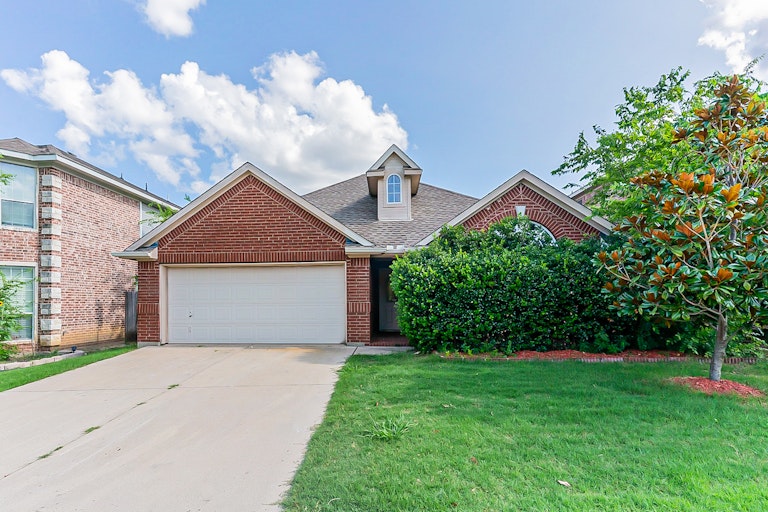 Photo 1 of 24 - 4928 Happy Trl, Fort Worth, TX 76244