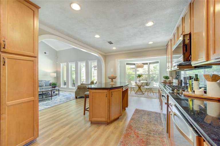 Photo 11 of 32 - 14118 Barryknoll Ln, Houston, TX 77079