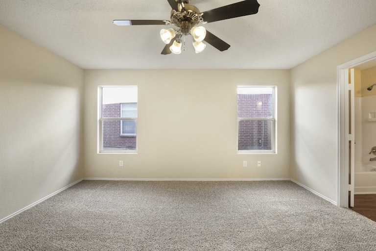 Photo 12 of 30 - 6904 Meadow Way Ln, Fort Worth, TX 76179