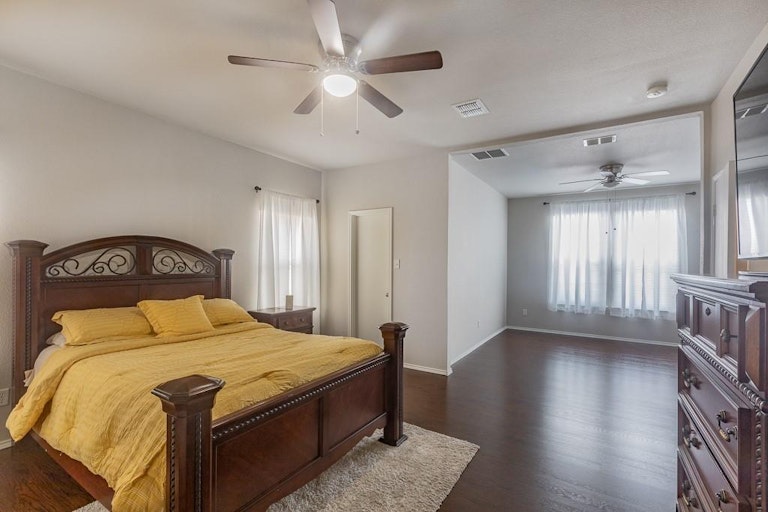 Photo 18 of 36 - 2854 Gospel Dr, Dallas, TX 75237