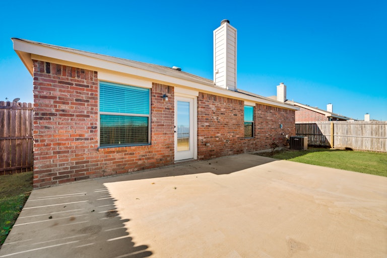 Photo 25 of 27 - 8508 Minturn Dr, Fort Worth, TX 76131