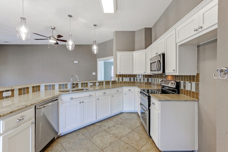 Photo 3 of 25 - 3252 Silent Creek Trl, Hurst, TX 76053
