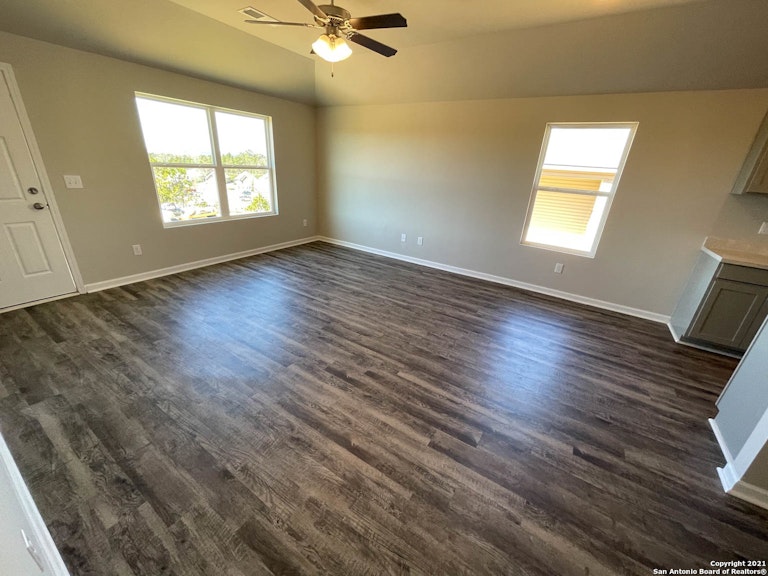 Photo 5 of 36 - 430 Pleasanton Way, San Antonio, TX 78221