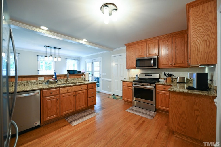 Photo 9 of 40 - 142 Mill Branch Cir, Fuquay Varina, NC 27526