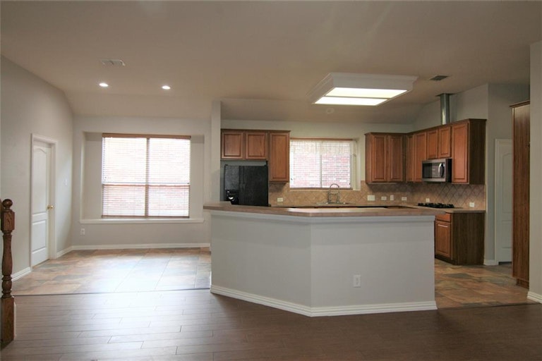 Photo 11 of 40 - 4420 Greenfield Dr, Richardson, TX 75082
